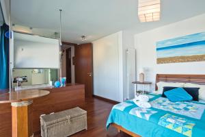 En eller flere senge i et værelse på Villa Casalinho Meco + 26 billeder