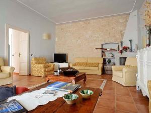 un soggiorno con divano e tavolo di Belvilla by OYO Villa Spiga a Castelluccio