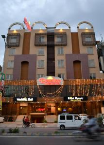 Um edifício com luzes de Natal à frente. em Royalton Hotel Rawalpindi em Rawalpindi