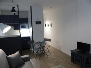 Μια τηλεόραση ή/και κέντρο ψυχαγωγίας στο Face à la Plage des Minimes PONANT 3 Appt 407