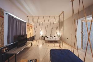 un soggiorno con letto e altalena di Piraeus Premium Suites a Pireo