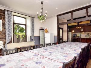 une salle à manger avec une grande table et des chaises dans l'établissement Captivating Holiday Home in Lierneux with Garden, à Lierneux