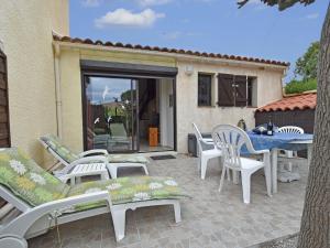 d'une terrasse avec des chaises, une table, une table et des chaises. dans l'établissement Cosy villa with private garden in Saint Cyprien, à Latour-Bas-Elne