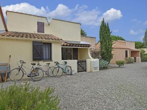 deux vélos garés devant une maison dans l'établissement Cosy villa with private garden in Saint Cyprien, à Latour-Bas-Elne