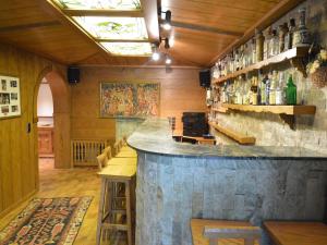 Salon ili bar u objektu Romantic Mansion in Strotzb sch by the Forest