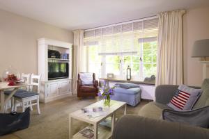 a living room with a couch and a table at von Deska Townhouses - Ivy House in Hamburg