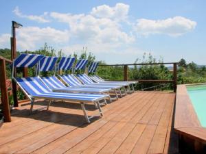 Spacious Holiday Home in Bolano with shared Pool tesisinde veya buraya yakın yüzme havuzu