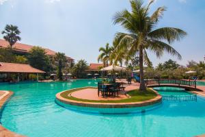Bazén v ubytování Angkor Palace Suite & Villa nebo v jeho okolí