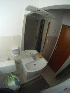uma casa de banho com um lavatório e um espelho em Salona suite em Solin