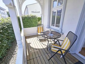 eine Terrasse mit einem Tisch und Stühlen auf einer Veranda in der Unterkunft Villa Concordia - WG01 "Lohme", strandnah in Binz