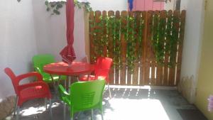un patio con mesa, sillas y una valla en L&S Apartment at old Tbilisi, en Tiflis