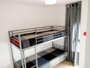 a bunk bed room with two bunk beds at Mi Apartamento en el Delta del Ebro+ in Deltebre