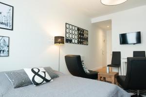 トゥールーズにあるBlack Loft Ramblas Centre Toulouseのベッドルーム1室(ベッド1台、椅子2脚、テーブル付)