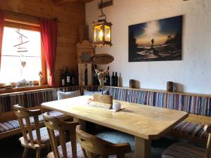 A seating area at Simal Alm