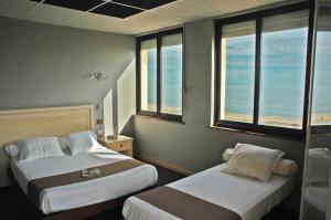 Postel nebo postele na pokoji v ubytování Logis Hôtel Restaurant Mar I Sol