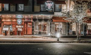 una tienda frente a un edificio por la noche en Arctic City Hotel en Rovaniemi