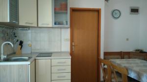 Kuchyňa alebo kuchynka v ubytovaní Family apartments Grguric