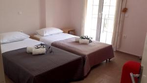 two beds in a hotel room with two beds sidx sidx sidx at Deskas House. Two Floor Apartment With Excellent View in Parga