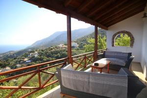 En balkon eller terrasse på Villa Tsouredo