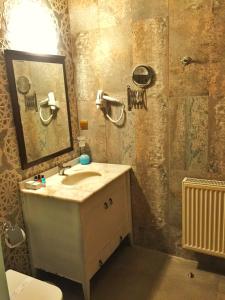 uma casa de banho com um lavatório e um espelho em Tas Otel 17 em Behramkale