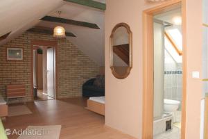 ein Wohnzimmer mit einem Wandspiegel in der Unterkunft Apartmani Slavonija in Orebić