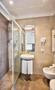 uma casa de banho com um lavatório e um chuveiro em Hotel Clara em Riccione