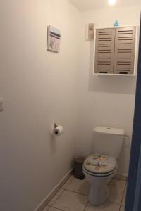 A bathroom at Appartement la Rochelle