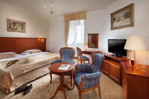 Televízia a/alebo spoločenská miestnosť v ubytovaní Imperial Spa & Kurhotel