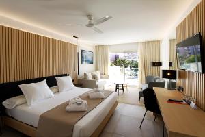una camera con un grande letto e un soggiorno di BG Caballero a Playa de Palma