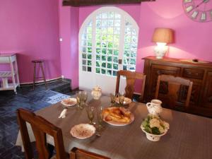 uma sala de jantar com uma mesa com comida em la Fadette em Saint-Lizier