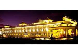un gran edificio iluminado por la noche en Hotel siddarth en Udaipur