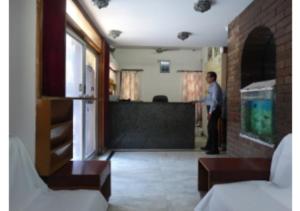 un hombre parado en un mostrador en una habitación en Hotel siddarth en Udaipur