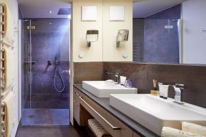 A bathroom at Chalet SALENA luxury lodge