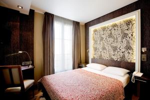 Giường trong phòng chung tại Central Hotel Paris