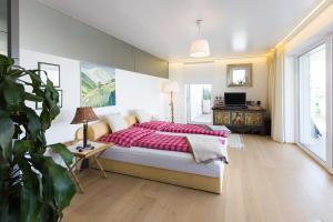 een slaapkamer met een bed en een tafel met een plant bij Apartments Villa Traunseeblick in Gmunden