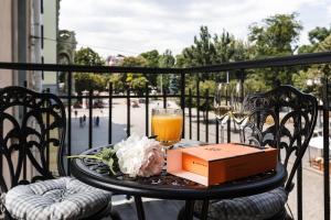 une table avec une boîte et un verre de jus d'orange dans l'établissement Deribas Hotel, à Odessa