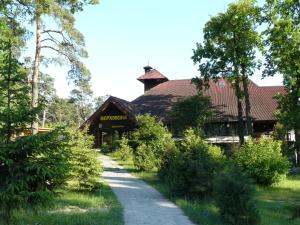 Eine Scheune mit einer Straße davor. in der Unterkunft Hotel Complex Verhovina in Kiew