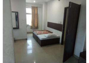sypialnia z łóżkiem w środku pokoju w obiekcie Budget Hotel near Bus Stand w mieście Udaipur