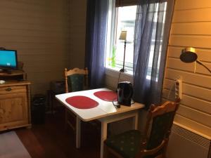 a small room with a table and a window at Kong Hans gt. 28 in Andenes