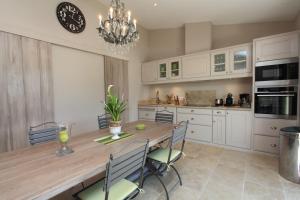 戈尔德Mas De Gordes的厨房配有木桌、椅子和时钟 更多3张照片