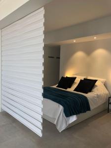 um quarto com uma cama grande e uma parede em Seaview Loft em Oostende