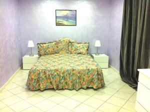 ein Schlafzimmer mit einem Bett und zwei Nachttischen in der Unterkunft Bed and Breakfast Napoli Centro storico in Neapel