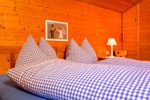 A bed or beds in a room at Lahnerhof