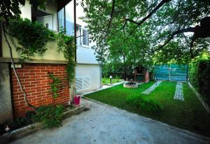 O grădină în afara Green Garden Apartment