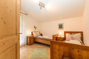 A bed or beds in a room at Lahnerhof