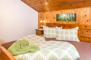 A bed or beds in a room at Lahnerhof