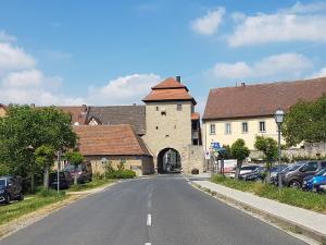 uma rua vazia numa cidade com um castelo em Ferienhäusle Sommerach em Sommerach