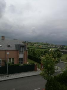 Vistas a una casa con una calle en Apartamentos El Cuco, en Boó de Piélagos