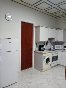 A kitchen or kitchenette at Monte Caputo Holiday House