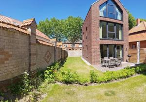 an external view of a brick house with a yard at Fischerhaus No37 in Heiligenhafen